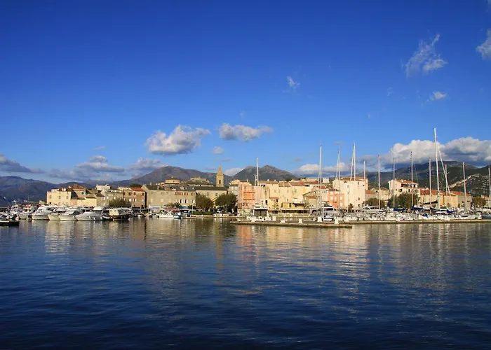 아파트 Pont De Bateau- Meerblick Mit Privatem Pool By Interhome